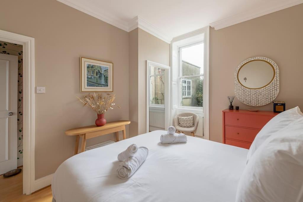 Stylish Central Apartment With Parking - Garden And Workspace Bath Buitenkant foto